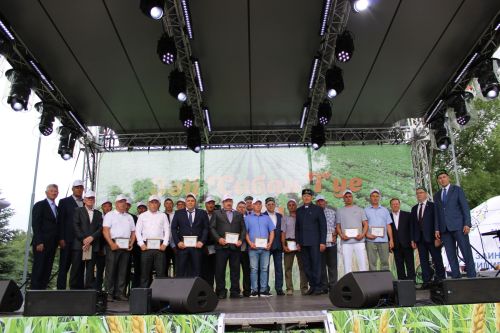 На Сабантуе в Заинске заинцы получили государственные награды