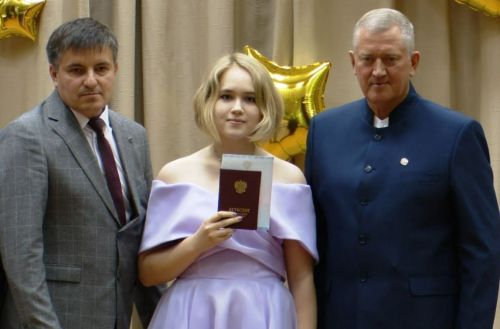 Глава района вручил аттестаты выпускникам