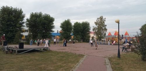 Лето, музыка, танцы: жители микрорайона Мирный отметили День новых друзей