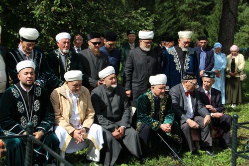 Автомобиль и сертификат на 300 тысяч рублей вручили на юбилей главной мечети Заинска