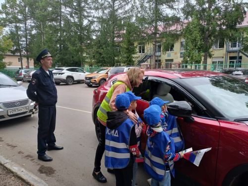 В Заинске водителей поздравили с Днем флага