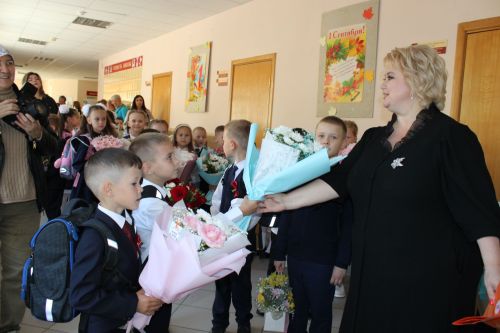 Зәйдә иң күп укучыга белем бирүче мәктәптә тантаналы линейка кунаклар катнашында узды