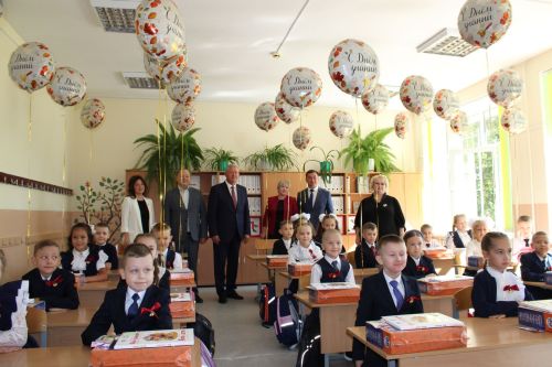 Зәйдә иң күп укучыга белем бирүче мәктәптә тантаналы линейка кунаклар катнашында узды