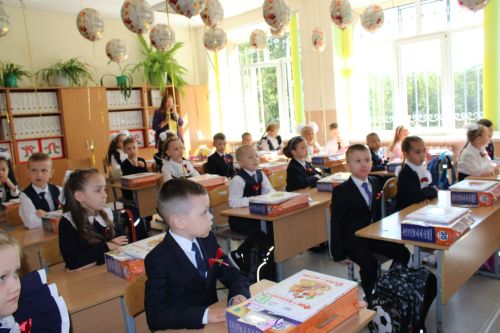 Зәйдә иң күп укучыга белем бирүче мәктәптә тантаналы линейка кунаклар катнашында узды