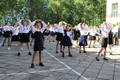 Зәйдә иң күп укучыга белем бирүче мәктәптә тантаналы линейка кунаклар катнашында узды