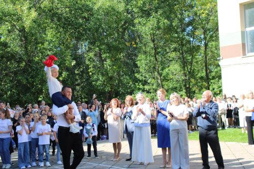 Зәйдә иң күп укучыга белем бирүче мәктәптә тантаналы линейка кунаклар катнашында узды