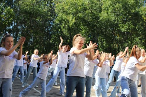 Зәйдә иң күп укучыга белем бирүче мәктәптә тантаналы линейка кунаклар катнашында узды