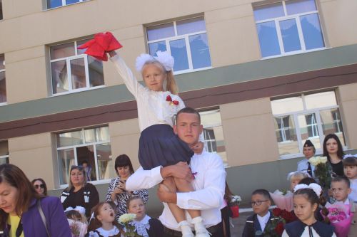 Зәйдә иң күп укучыга белем бирүче мәктәптә тантаналы линейка кунаклар катнашында узды