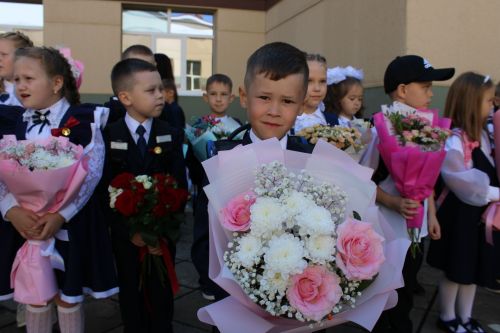 Зәйдә иң күп укучыга белем бирүче мәктәптә тантаналы линейка кунаклар катнашында узды