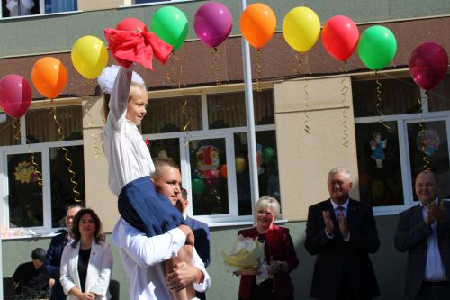 Зәйдә иң күп укучыга белем бирүче мәктәптә тантаналы линейка кунаклар катнашында узды