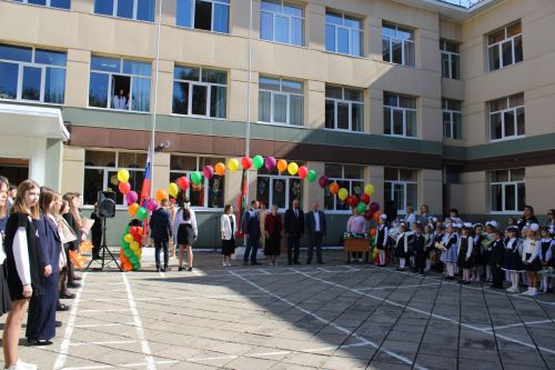 Зәйдә иң күп укучыга белем бирүче мәктәптә тантаналы линейка кунаклар катнашында узды