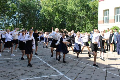 Зәйдә иң күп укучыга белем бирүче мәктәптә тантаналы линейка кунаклар катнашында узды