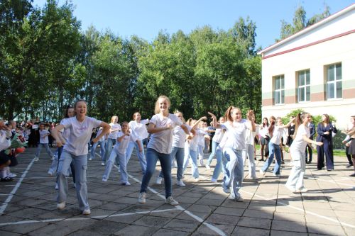 Зәйдә иң күп укучыга белем бирүче мәктәптә тантаналы линейка кунаклар катнашында узды