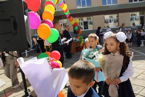 Зәйдә иң күп укучыга белем бирүче мәктәптә тантаналы линейка кунаклар катнашында узды