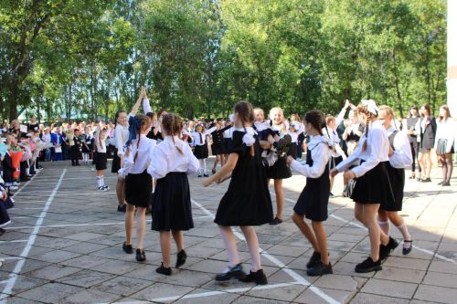 Зәйдә иң күп укучыга белем бирүче мәктәптә тантаналы линейка кунаклар катнашында узды