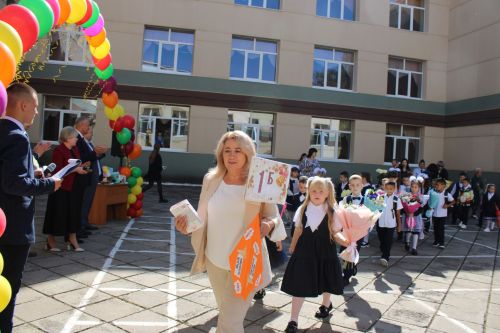 Зәйдә иң күп укучыга белем бирүче мәктәптә тантаналы линейка кунаклар катнашында узды