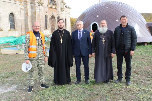На храм Архангела Михаила в деревне Большой Батрас установили новый купол и восемь колоколов