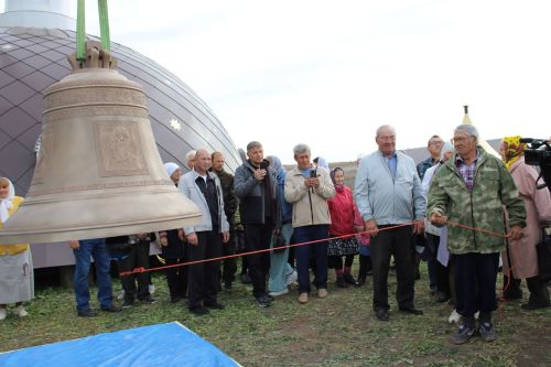 На храм Архангела Михаила в деревне Большой Батрас установили новый купол и восемь колоколов