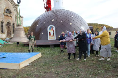На храм Архангела Михаила в деревне Большой Батрас установили новый купол и восемь колоколов