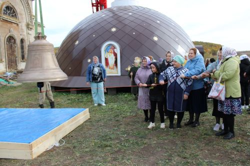 На храм Архангела Михаила в деревне Большой Батрас установили новый купол и восемь колоколов
