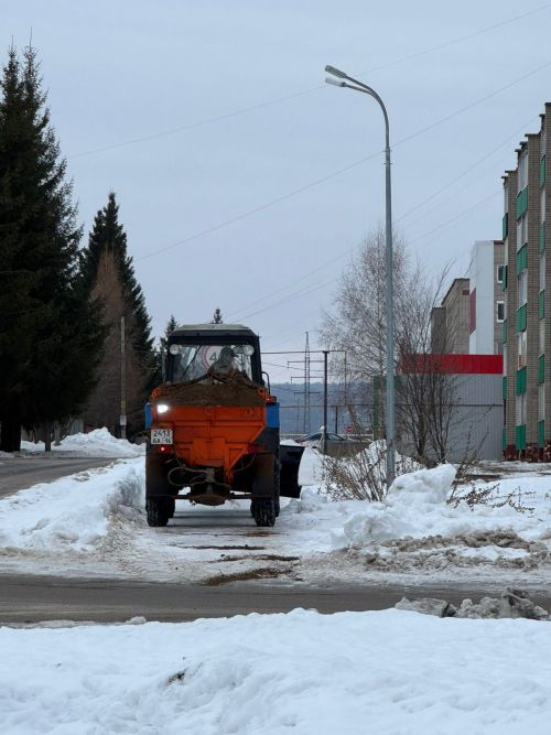 В Заинске дорожники борются со снегом и гололедом