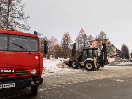 В Заинске дорожники борются со снегом и гололедом