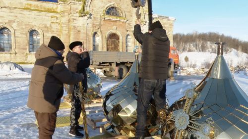 На храм Архангела Михаила в селе Большой Батрас установили еще четыре купола