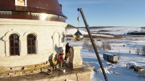 На храм Архангела Михаила в селе Большой Батрас установили еще четыре купола