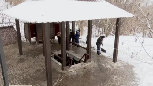 Удобный спуск к купели и возможность набрать святую воду