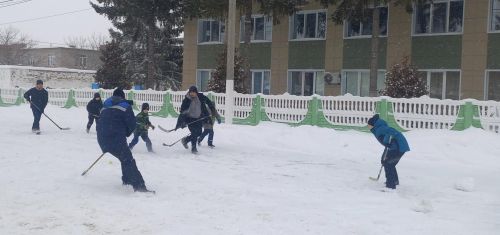 В Заинске папы и дети сыграли в новогодний хоккей в валенках