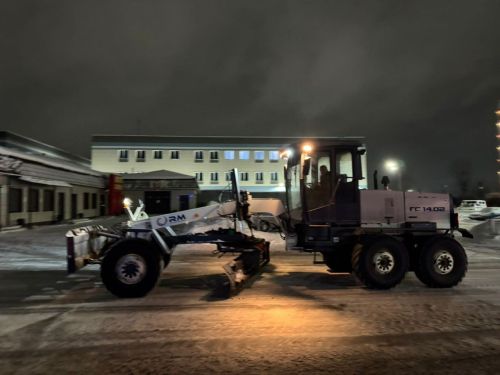 Автомобили на обочине мешают дорожникам очищать городские улицы от снега