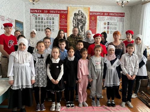 Махсус хәрби операциядән ялга кайткан туган мәктәбендә укучылар белән очрашты