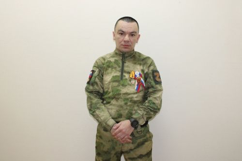 Батыр егет күкрәген медальләр бизи