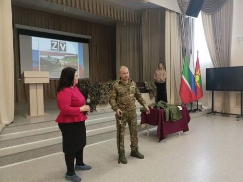 Зәй гимназиясе укучылары безнең заман герое белән очрашты
