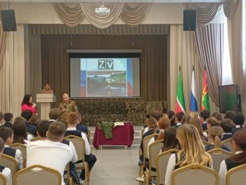 Зәй гимназиясе укучылары безнең заман герое белән очрашты