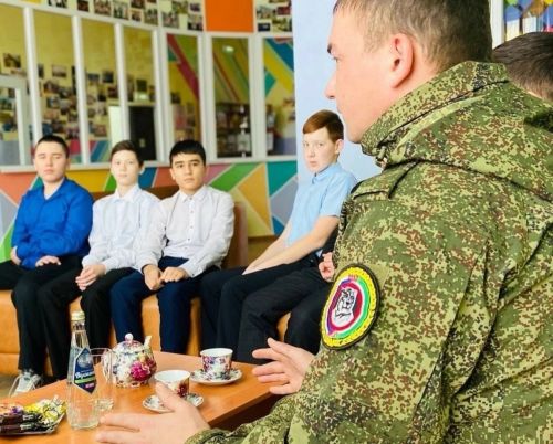 Зәй яшьләре махсус хәрби операциядә катнашучы белән очрашты