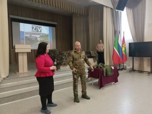 Участник специальной военной операции встретился с учащимися татарской гимназии