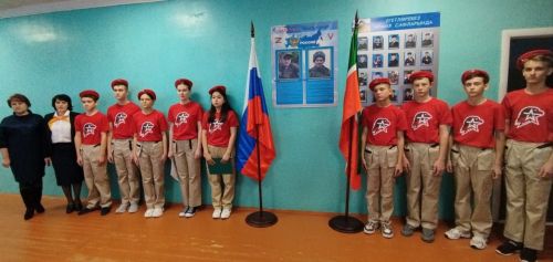 Кадер мәктәбендә махсус хәрби операциядә һәлак булган егетләр истәлегенә хәтер стенды булдырылды