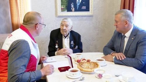 Леонид Мачтаков принимает поздравления с Днем пожилых людей