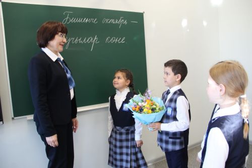 Гүзәлия Шәйхетдинова Зәйнең Ринат Фәрдиев исемендәге татар гимназиясендә 34 ел эшли