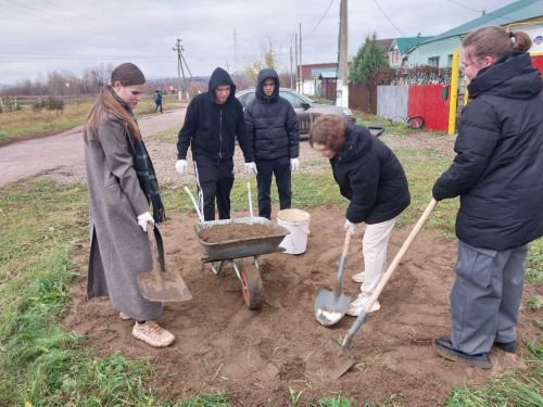 Зәйдә яшь волонтерлар махсус хәрби операциядә катнашучылар гаиләсенә ярдәм итә