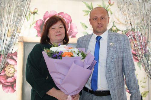Учитель навсегда: в заинской школе депутат поздравил педагогов с профессиональным праздником