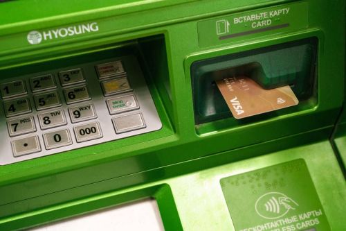 Цифровые заложники: как продажа банковской карты превращается в билет в колонию