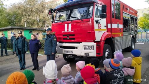 В Заинске в гости к дошколятам из детского сада «Василек» приехала пожарная машина
