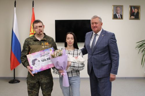 Зәйдән хәрби егет бала туу уңаеннан 100 мең сумлык сертификат тапшыру тантанасында үзе дә катнашты