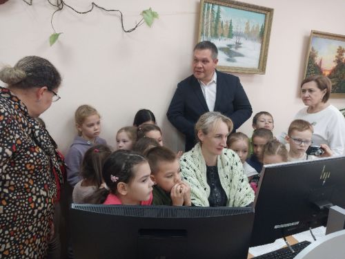 Экскурсия в мир новостей: воспитанники «Лесной сказки» познакомились с работой районных СМИ