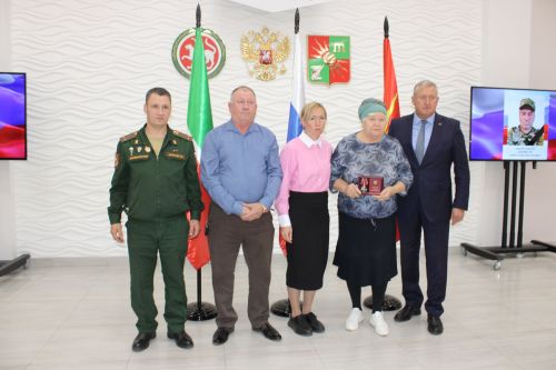 Зәйдә махсус хәрби операциядә һәлак булган геройларның гаиләләренә дәүләт бүләкләре тапшырылды