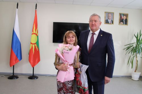 Зәйдә хәрбиләр белән очрашуда батыр ул үстергән әнигә Рәхмәт хаты тапшырылды