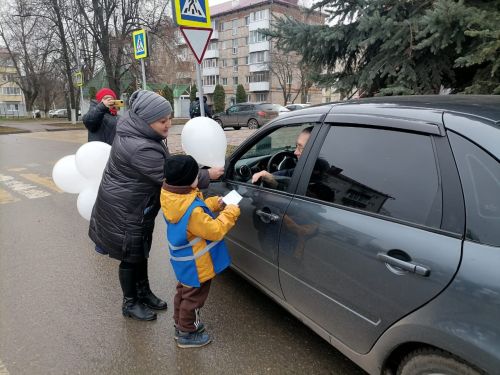 Юные инспекторы детского сада «Светлячок» напомнили водителям о ценности человеческой жизни