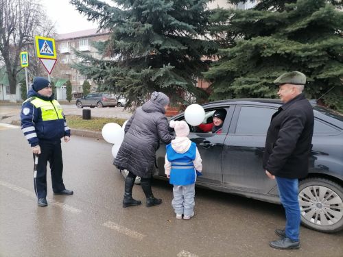 Юные инспекторы детского сада «Светлячок» напомнили водителям о ценности человеческой жизни